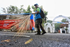 Peduli Kesehatan Pemungut Sampah di Hari Peduli Sampah