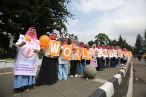 World Cancer Day, YKI Kota Bandung Bagikan Bunga dan Bingkisan