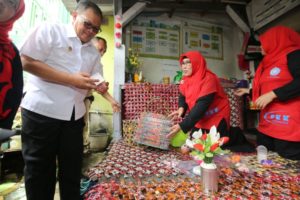 Di Cinambo, Kang Pismas Biayai Posyandu dan Bantu Warga Tak Mampu