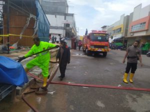 3 AWC dan 6 Unit Damkar Diturunkan Padamkan Kebakaran Pasar Seken Taras