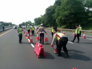 Polres Purwakarta Sekat Ruas Tol Antisipasi Arus Balik Mudik