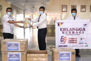 Bantuan APD dari Penerbit Erlangga untuk Pemkot Batam