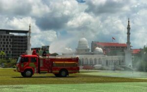 Lokasi Salat Idul Adha di Batam Disemprot Cairan Disinfektan