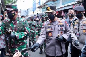 Pantau Protokol Kesehatan, Panglima TNI dan Kapolri Bagikan Masker di Pasar Tanah Abang Jakarta