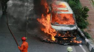 Mobil Tabrak Separator Busway Hingga Terbakar di Senen, 2 Orang Tewas