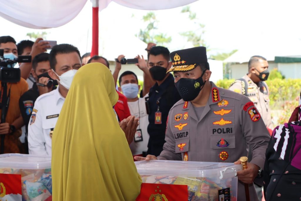 Kapolri Tinjau Pelaksanaan Percepatan Vaksinasi Serentak Se-Indonesia Di Bintan Kepulauan Riau 