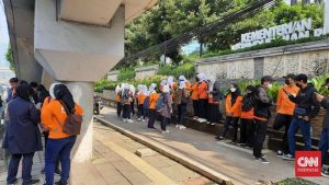 Demo Aturan JHT, Puluhan Kader Partai Buruh Tiba di Kemenaker