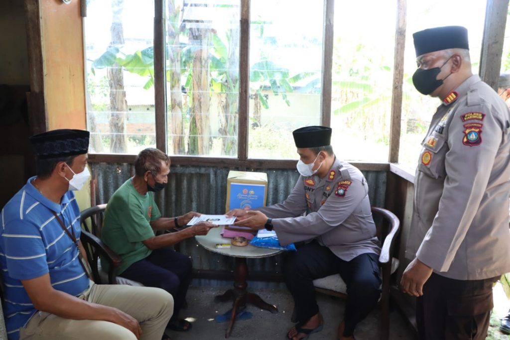 Bentuk Kepedulian Polri Bersama Masyarakat, Kapolres Karimun Bagikan Bantuan Kepada Lansia