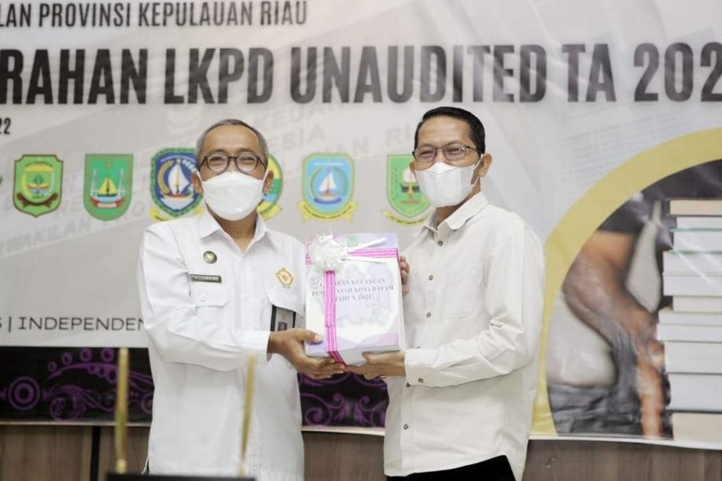 Amsakar Serahkan Laporan Keuangan Pemerintah Daerah Kepada BPK