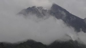 Merapi Tujuh Kali Semburkan Guguran Lava Pijar Sejauh 2.000 Meter