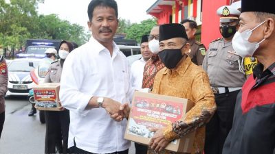 Rangkaian Hari Bhayangkara ke 76, Rudi Ikut Serahkan Bansos Sembako