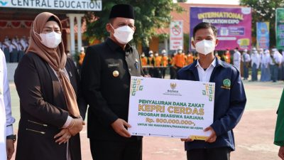 Gubernur Ansar Jadi Pembina Upacara Bendera dan Serahkan Bantuan Pendidikan di SMAN 1 Tanjungpinang