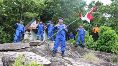 Polairud Polres Karimun Kibarkan Bendera Merah Putih Di Pulau Terluar Indonesia, Binsar : Salah Satu Bentuk Penghormatan Terhadap Pahlawan