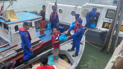 Satpolairud Polres Karimun Kembali Salurkan Bansos Kepada Masyarakat Nelayan Yang Terdampak Penyesuaian Harga BBM