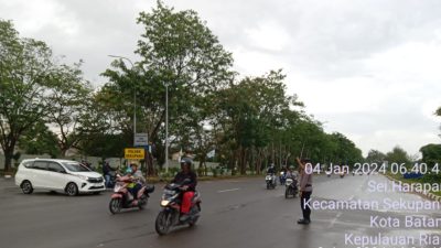 Polsek Sekupang Menuju Polri Presisi, Walaupun Hujan Tetap Melayani Masyarakat