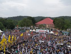 Puluhan Ribu Relawan Prabowo-Gibran Memadati Stadion Temenggung  Batam