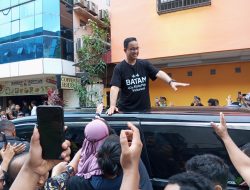 Tiba di Pasar Jodoh, Anis Baswedan Mengenakan kaos berwarna hitam Bertulis Batam 40+ Kota Maju Indonesia