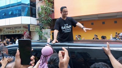 Tiba di Pasar Jodoh, Anis Baswedan Mengenakan kaos berwarna hitam Bertulis Batam 40+ Kota Maju Indonesia