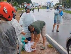 Tanjung Uncang Dihebohkan Ibu-Ibu Sholat Tepi Jalan Saat Hujan Guyur Batam