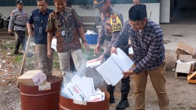 Sebanyak 7.148 Lembar Surat Suara Pemilu 2024 di Bakar Depan Gudang Logistic KPU Sekupang