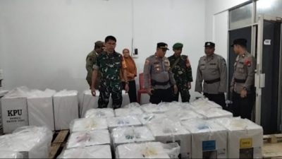 Polsek Bersama Koramil 01 Patroli Mobiling Cek Logistik Pilu 2024 di Pasar Golden Lake Bengkong