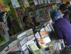 Pedagang Buku Tulis Raup Cuan Rp2 Juta di Musim Tahun Ajaran Baru