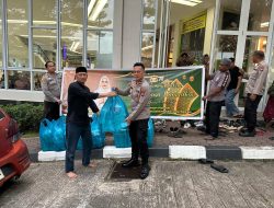 Polsek Lubuk Baja Bagikan Takjil Untuk Berbuka Puasa di Masjid Jabal Arafah
