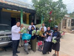 Rutan Batam Bagikan Ratusan Ikat Selada Kepada Masyarakat Hasil Kerja Warga Binaan