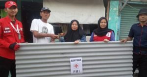 Bantu Korban Puting Beliung, PMI Distribusikan Bahan Bangunan