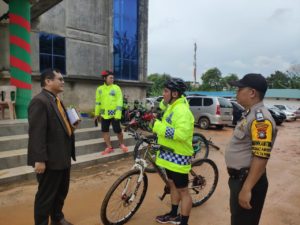 Minggu, Kapolda Kepri Kembali Lakukan Patroli Bersepeda di Hujan Deras