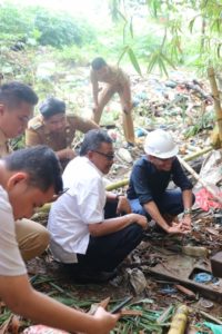 Respon Keluhan Sering Banjir, Jefridin Masuk Parit,  Minta Segera Normalisasi Drainase