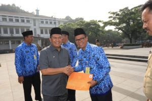 Wali Kota Serahkan Piagam Kecamatan Terbaik Bandung Menanam Jilid 1