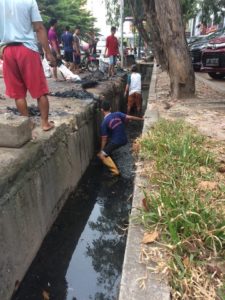 Respon Cepat Lurah Batuselicin dan Tim, Bersihkan Drainase hingga ke Nagoya