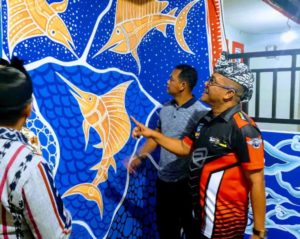 Ke Kampung Seni, Masuk ke Rumah Kreatif, Disambut Lukisan Batik Marlin ukuran Jumbo