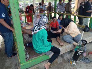 Personil Polri Selamatkan Warga yang Tenggelam di Pantai Serumpun Padi Mas Trikora