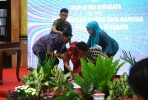 Risma Sujud Saat  300 Anak Surabaya Peroleh kesempatan Magang di Astra