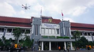 Pemkot Surabaya Gunakan Drone Semprot Disinfektan di Jalan dan Perkampungan