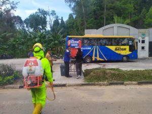 Polisi Bersihkan dan Semprot Halte Busway Sekupang dan Beri Himbauan Penumpang