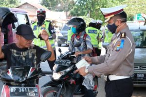 Ditlantas Polda Kepri Bagi-bagi Masker ke Pengendara di Batam