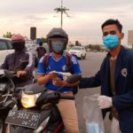 Mahasiswa Hukum Unrika Bagikan Ribuan Masker Gratis ke Pengguna Jalan