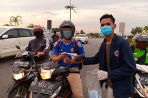 Mahasiswa Hukum Unrika Bagikan Ribuan Masker Gratis ke Pengguna Jalan