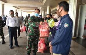 Pekerja Lepas di Bandara Hang Nadim Batam Diberi Sembako