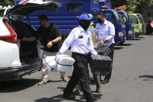 Kembali Bagikan APD, Wali Kota Risma Pimpin Pendistribusiannya ke 50 Rumah Sakit di Surabaya