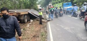 Kronologis Truk Trailer Tabrak Barisan Pengendara Motor di Soutlink Tiban