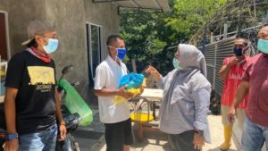 Dapat Laporan Warganya Sakit, Camat Lubuk Baja Langsung Rujuk Rusli ke Puskesmas