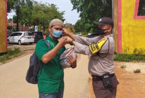 Dengan Humanis, Bhabinkamtimbas Kabil Polsek Nongsa  Himbau Warga Pakai Masker