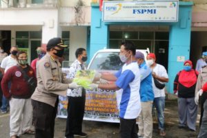 Polda Kepri dan Aliansi Serikat Buruh Beri Bantuan pada Karyawan yang di PHK dan Dirumahkan