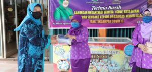 Marlin Bagikan 875 Paket Sembako dan 400 Masker untuk Organisasi Perwata dan WI Kota Batam