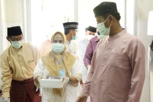 Di Lubuk Baja Rudi Bagikan Nasi Kotak Lebaran ke Tenaga Medis, Pasien Hingga Tukang Ojek Serta Masyarakat