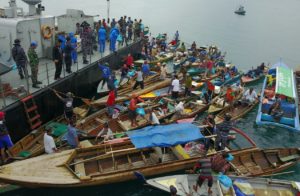 Koarmada I Bagikan Sembako untuk Nelayan di Pulau Belakang Padang